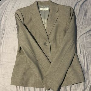 Kasper grey women’s blazer, has barely been worn.